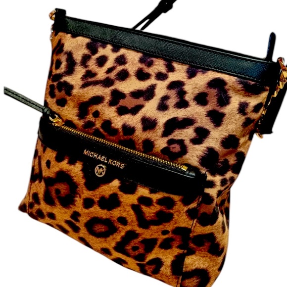Michael Kors Handbags - Like new Authentic Michael Kors Animal print crossbody bag Cheetah lepord print